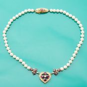 Perlenkette mit Herzanhänger besetzt mit Rubinen und Brillanten