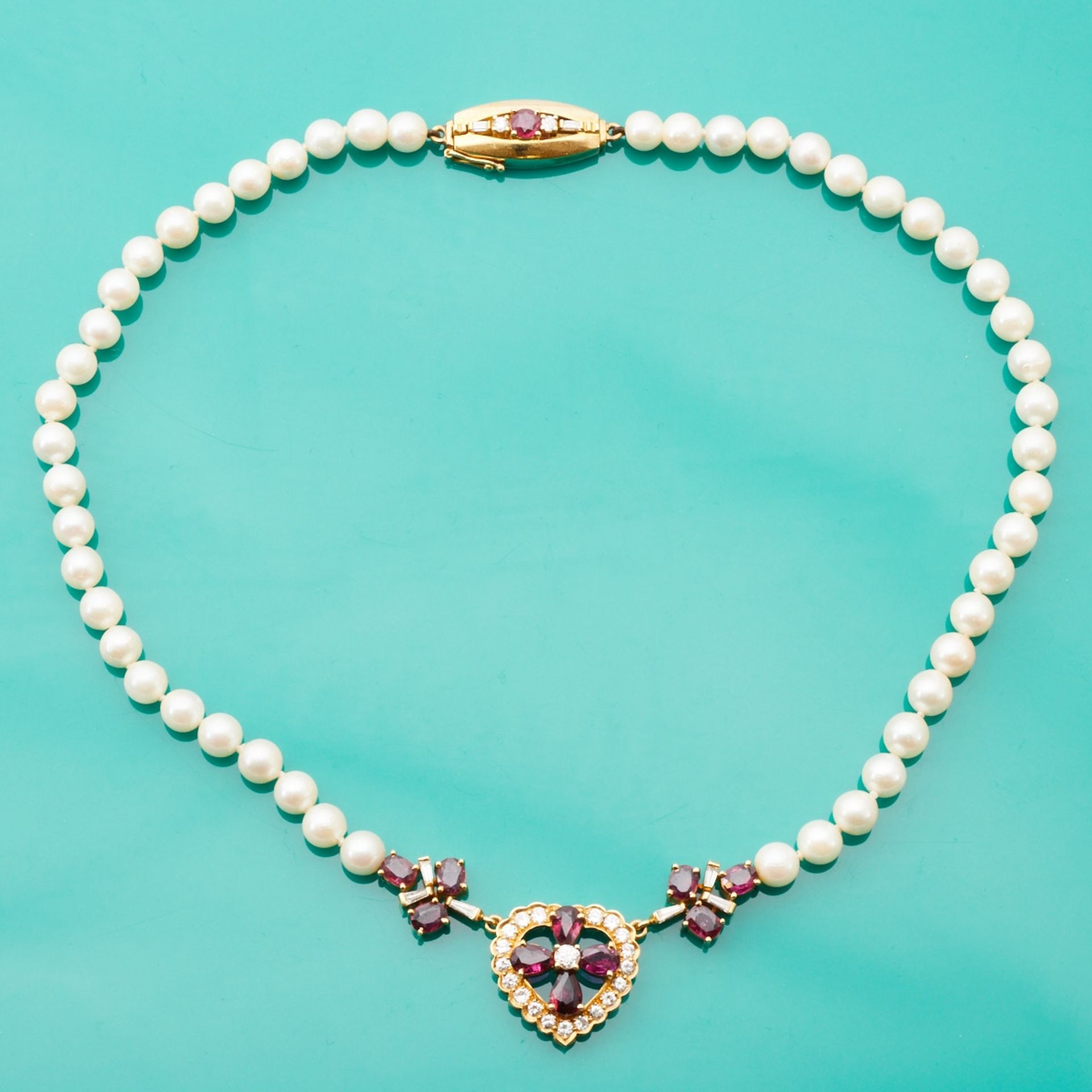 Perlenkette mit Herzanhänger besetzt mit Rubinen und Brillanten
