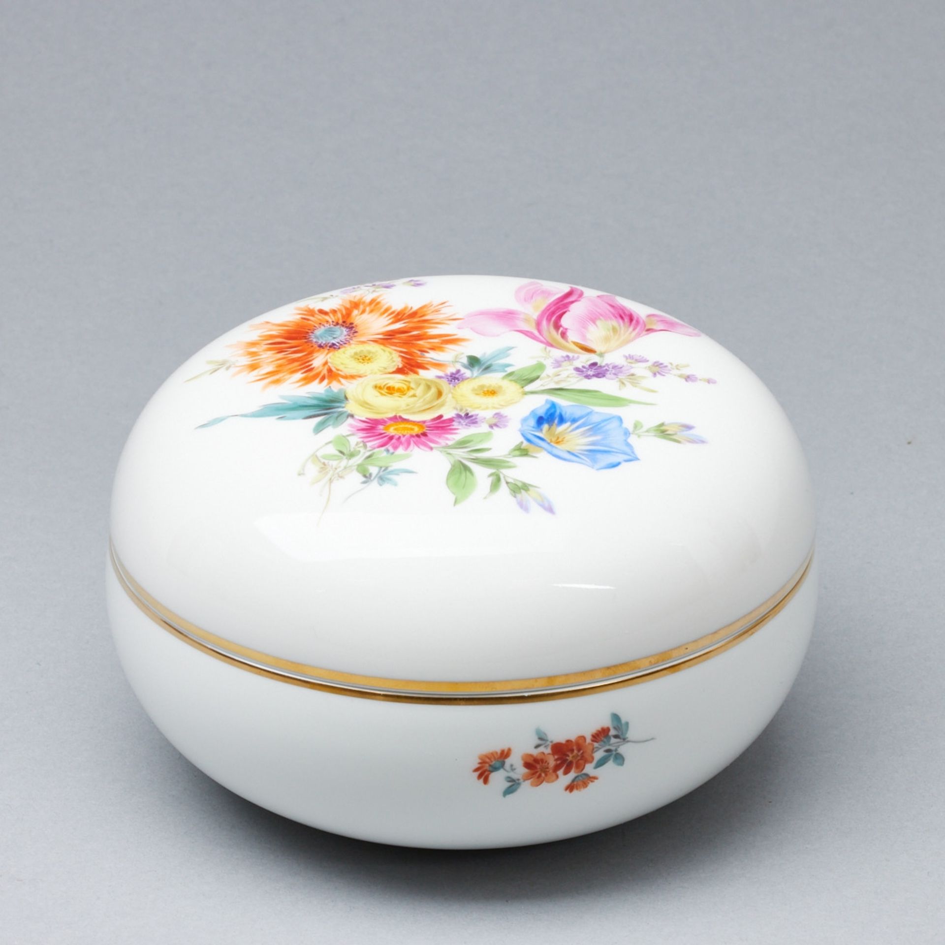 Große runde Deckeldose - Blumenbukett. Meissen 1957-1972.