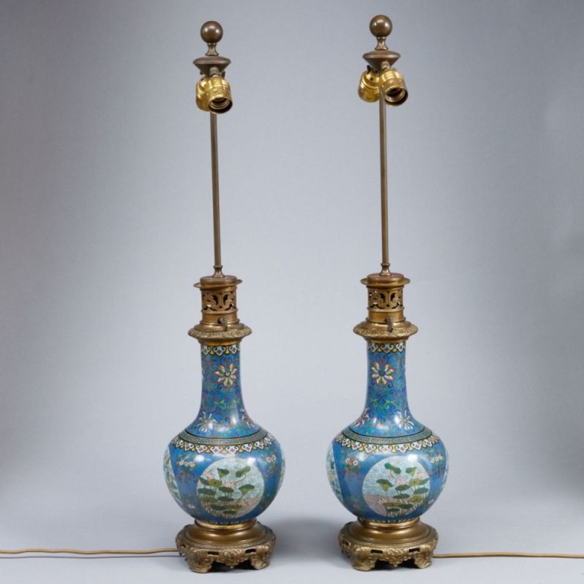 Paar Cloisonné Vasenlampen, China, Qing Dynastie, 19. Jahrhundert - Bild 2 aus 2