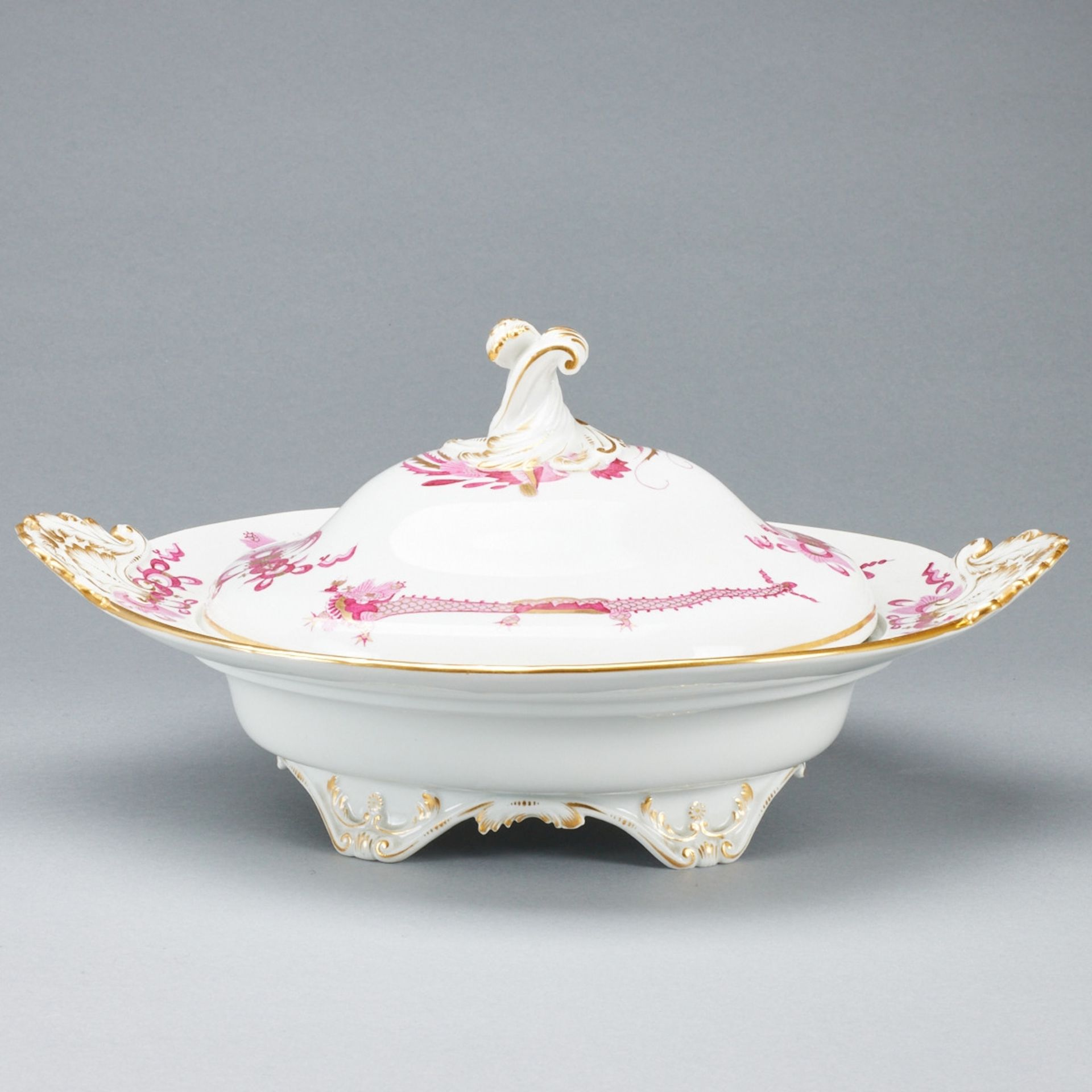 Ovale Deckelterrine auf Füßen - Hofdrache purpur. Meissen 1850-1924.