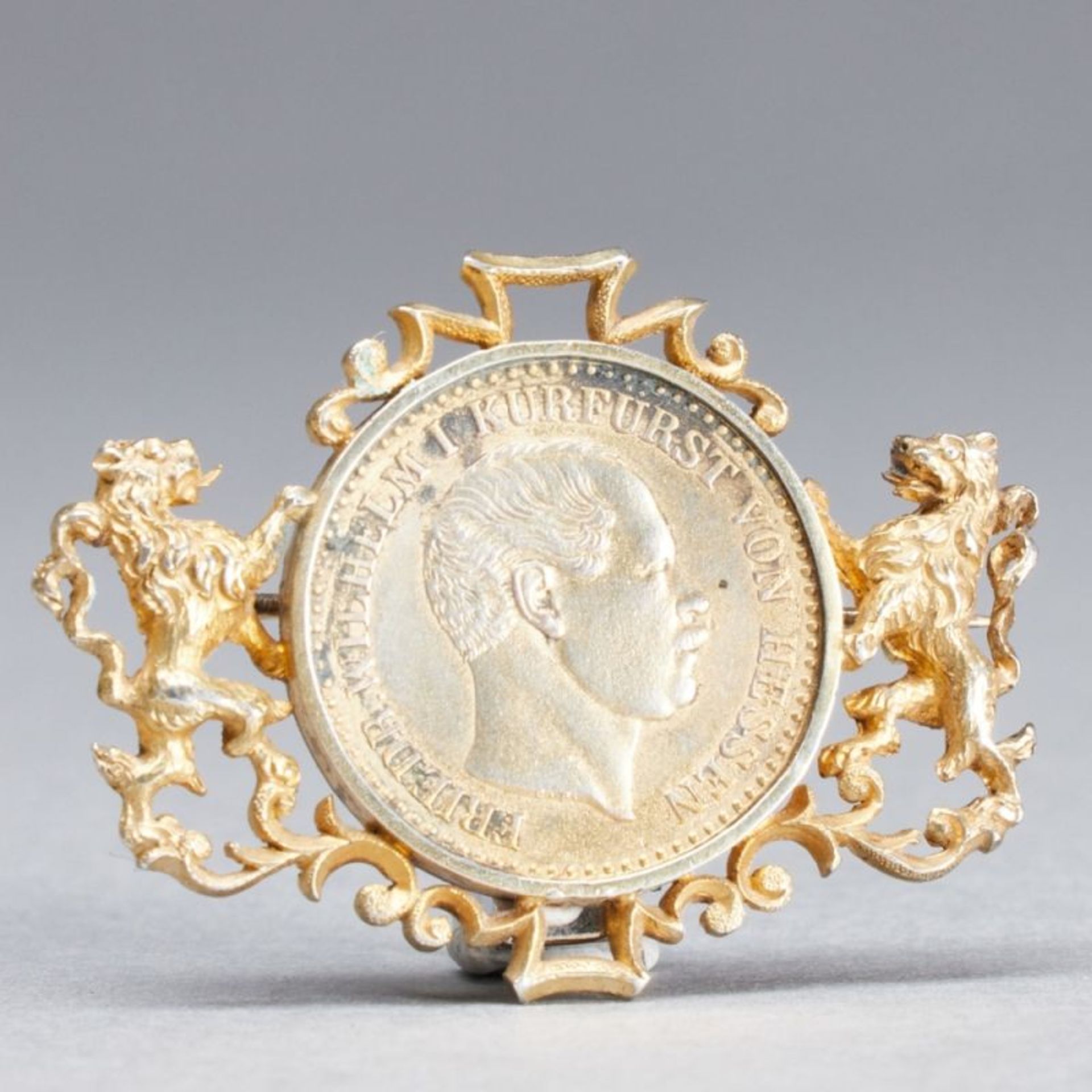 Silbermünze in Montierung als Anstecknadel, Deutschland, zweite Hälfte 19. Jahrhundert