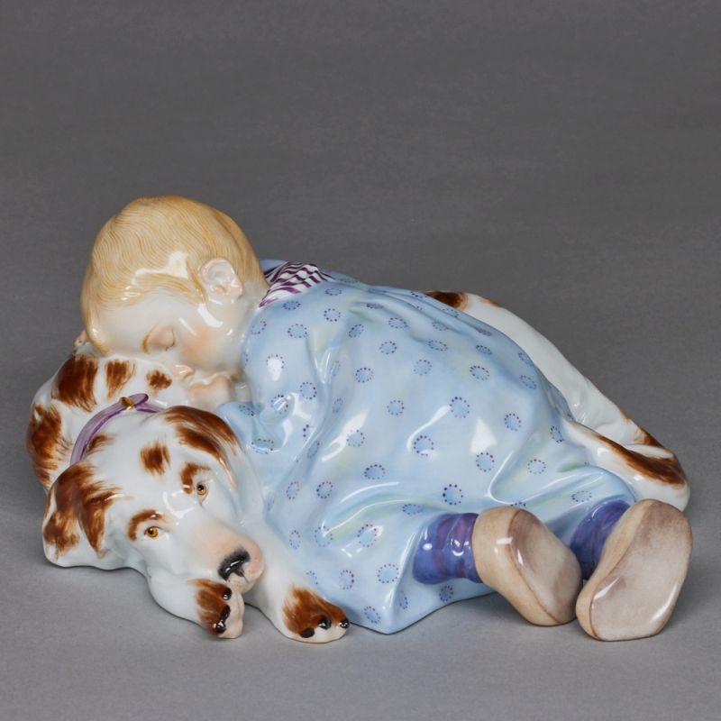 Kind auf liegendem Hund schlafend - Julius Konrad Hentschel. Meissen 1993.