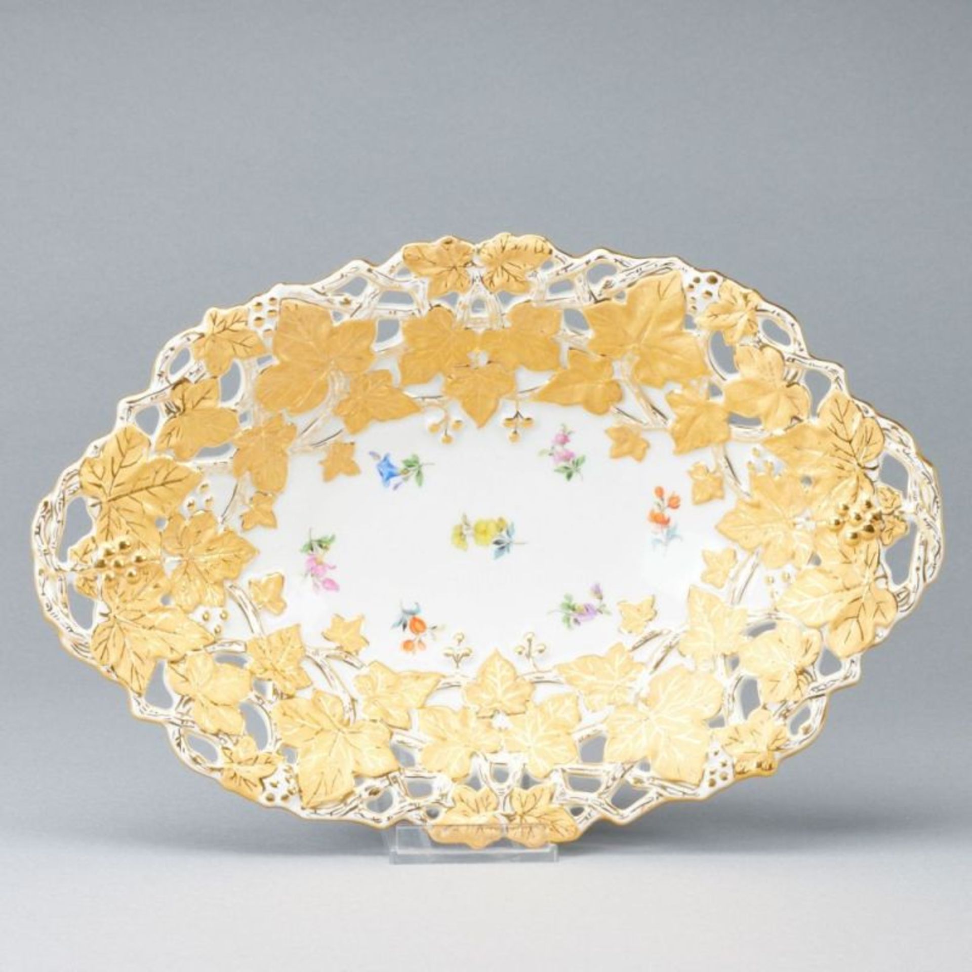 Ovale Prunkschale mit durchbrochenem Rand - Streublümchen. Meissen 1972-1980.