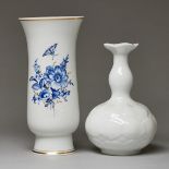 1 Vase Blaue Blume mit Goldgräsern und Insekten - 1 Vase Ludwig Zepner. Meissen 1980.