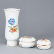 1 Vase - Blume 3, 1 runde Deckeldose - Blume 3, 1 runde  Deckeldose - Blume. Meissen 1972-1980.
