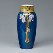 Vase mit Blüten, Blätter und Käfer in Email, Relief- und Pudergold auf blau marmoriertem Grund. KPM