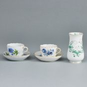 2 unterschiedliche Mokkatassen und 1 Vase. Meissen 1953-1980.