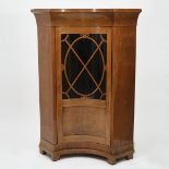 Eckschrank im Biedermeier Stil