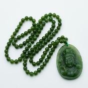 Geschnittenes Jadeit-Collier mit Guan Yin-Anhänger