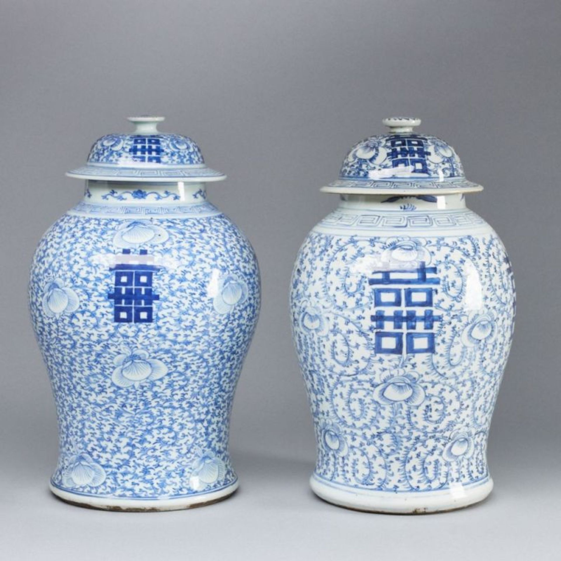 Paar Deckelvasen mit floralem Dekor, China - Image 2 of 3