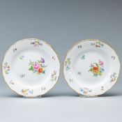 2 Kuchenteller - Blumenbukett mit Insekten. Meissen 1980.