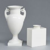Französische Vase mit Volutenhenkeln und Teedose Cadre. KPM Berlin 1962-1992 und 1943-1957.