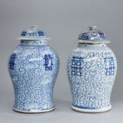 Paar Deckelvasen mit floralem Dekor, China