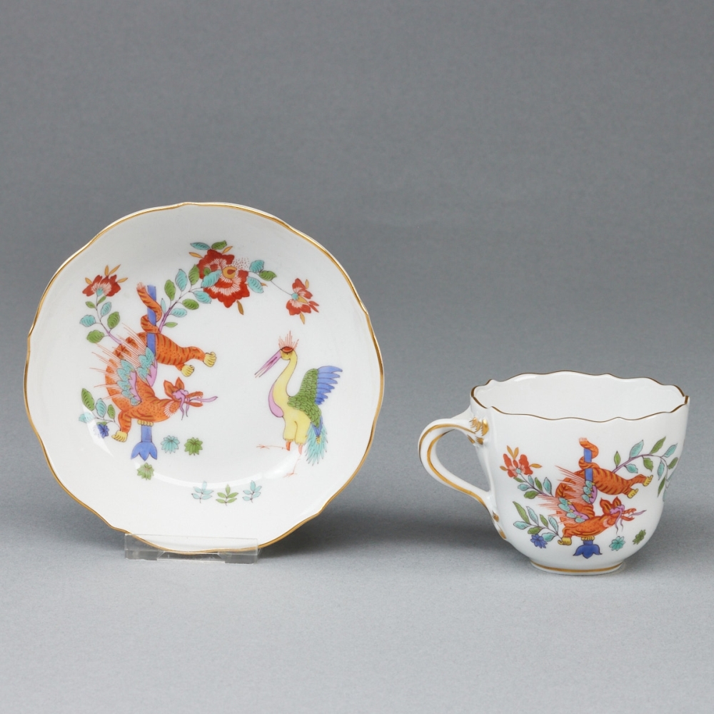 Mokkatasse mit Untertasse - Chinesischer Drache und Storch. Meissen 1972-1980.