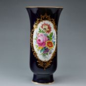 Bodenvase - kobaltblauer Fond: Blumenbukett. Meissen 1980.