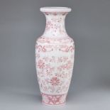 Bodenvase mit floralem Dekor, China