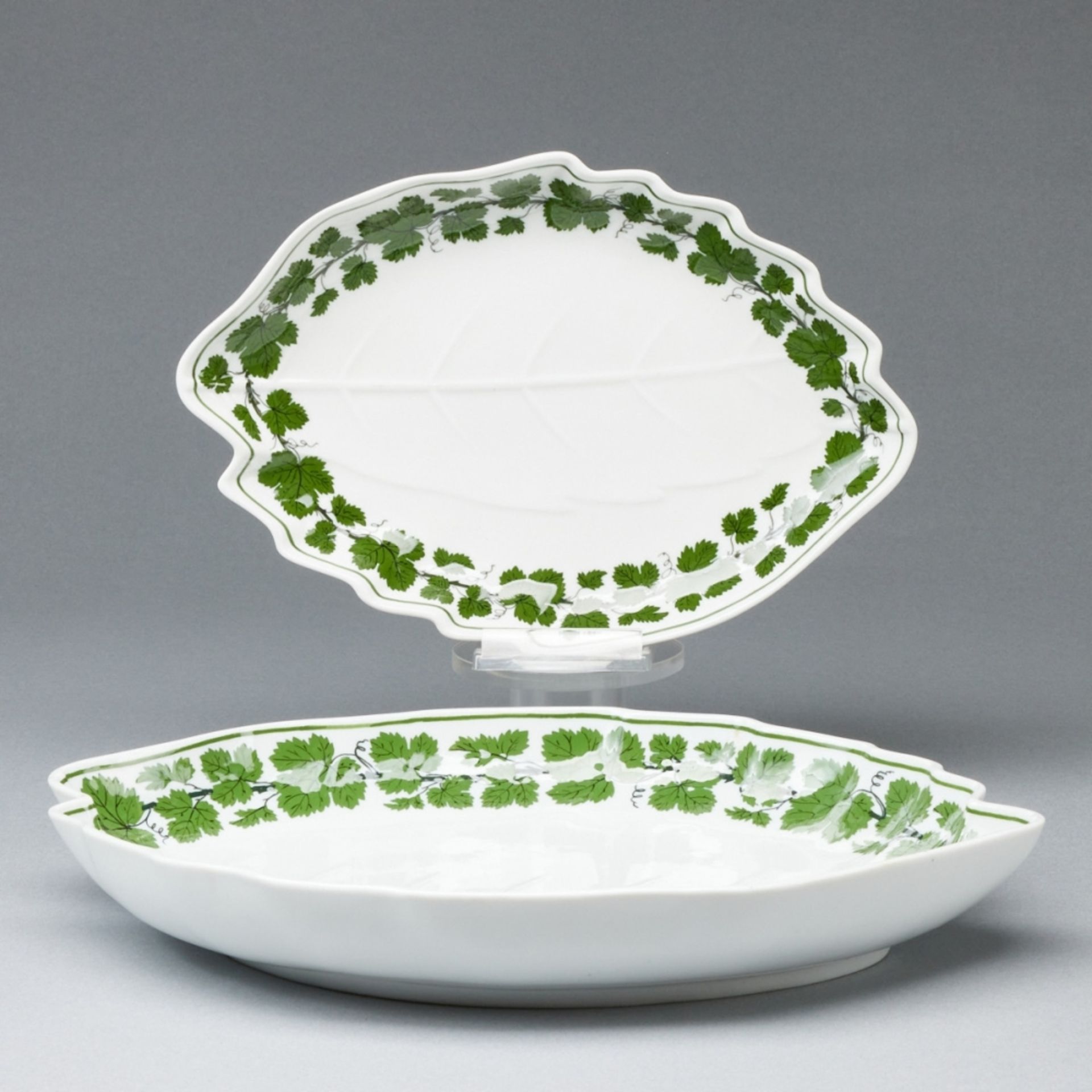 2 Schalen in Form eines Blattes - Weinlaub. Meissen.