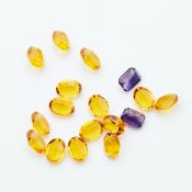 Div. lose Topas Bahia (Citrine) im Ovalschliff und 2 Amethyste zus. ca. 17,5 ct.