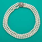 Dreireihige Perlenkette mit Rubinschließe