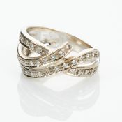Bandförmiger Ring mit Diamanten