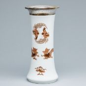 Vase mit Silbermontierung - Reicher Drache / Hofdrache, braun. Meissen 1935-1947.