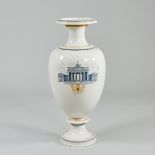 Bodenvase Victoria mit der Ansicht "Brandenburger Tor" und Stadtwappen von Berlin mit Lorbeerzweig.