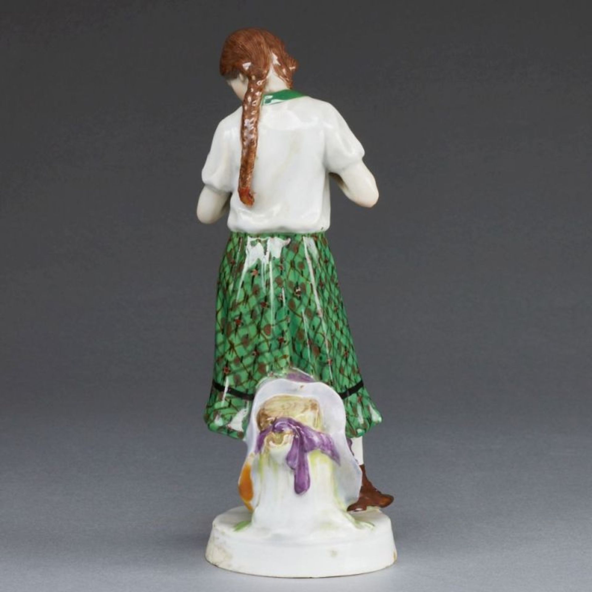 Mädchen, einen Zopf flechtend - Alfred König. Meissen 1910. - Image 3 of 3