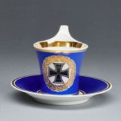 2tlg. Tasse - Eisernes Kreuz 1914 und Lorbeerkranz. KPM, Berlin um 1916.