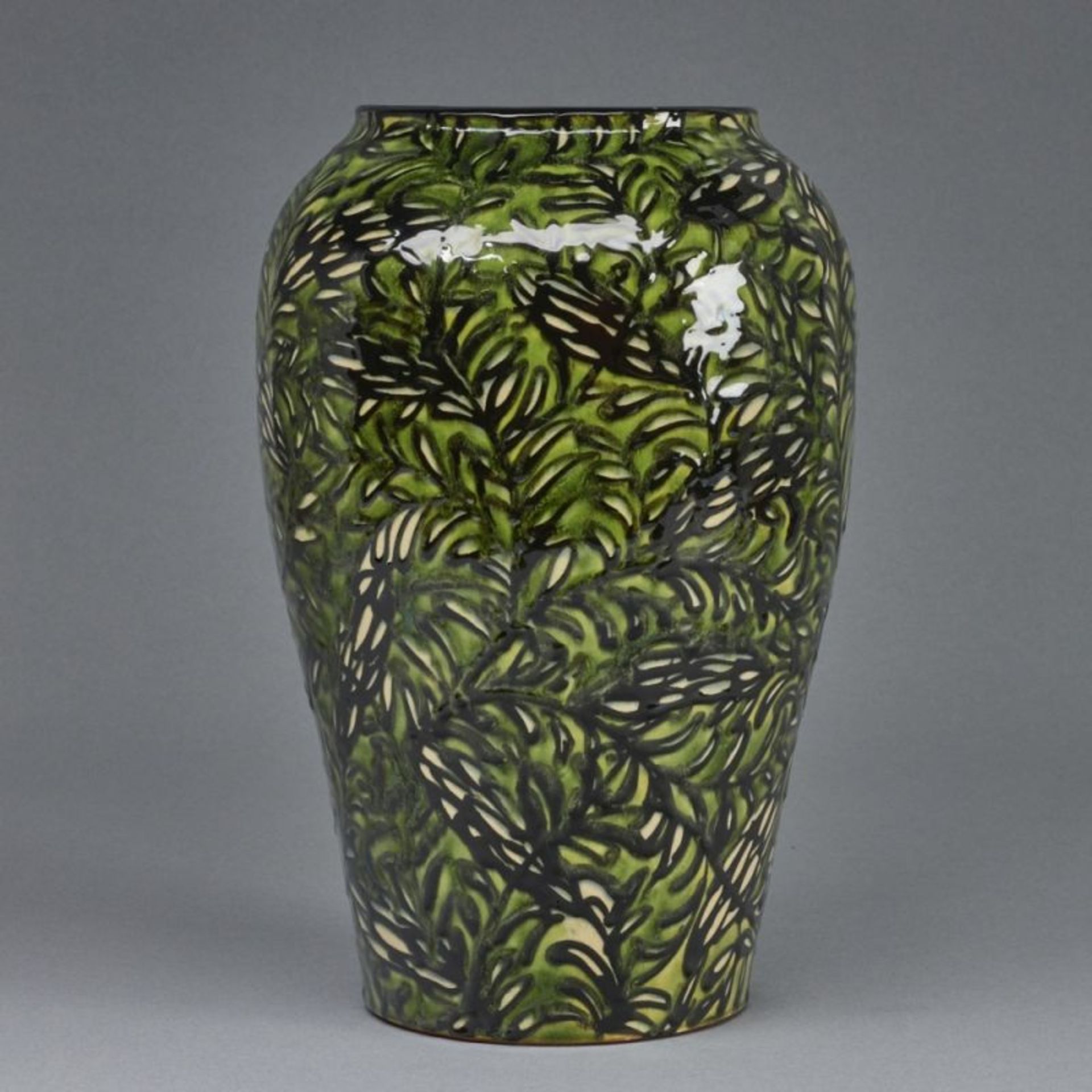 Vase mit Zweigen. Entwurf MAX LAEUGER (1864 bis 1952) - Ausführung MAJOLIKAMANUFAKTUR KARLSRUHE, 192