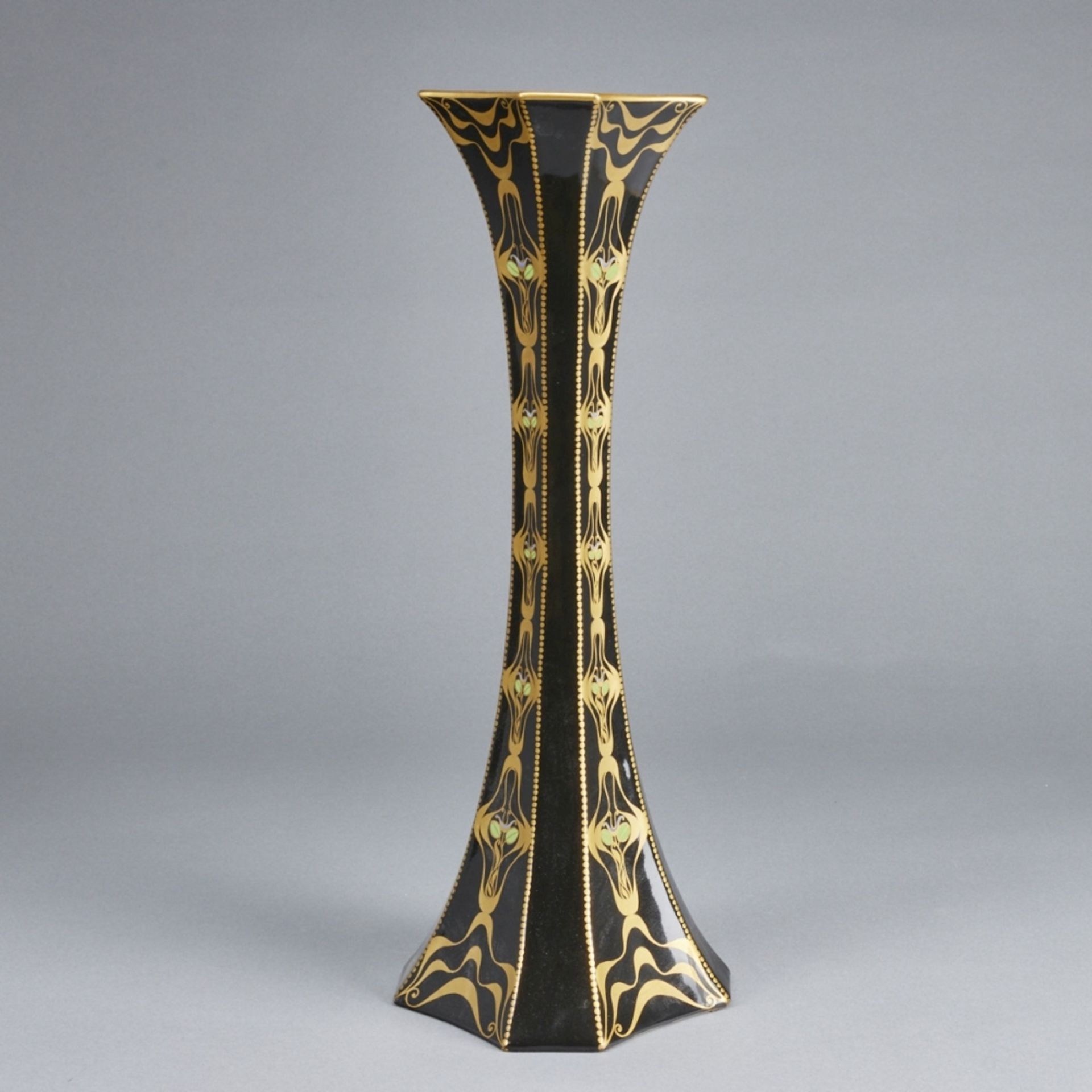 Achteckige Vase aus der SERAPIS FAYENCE Serie. Ernst Wahliss, Wien um 1911. - Bild 2 aus 2