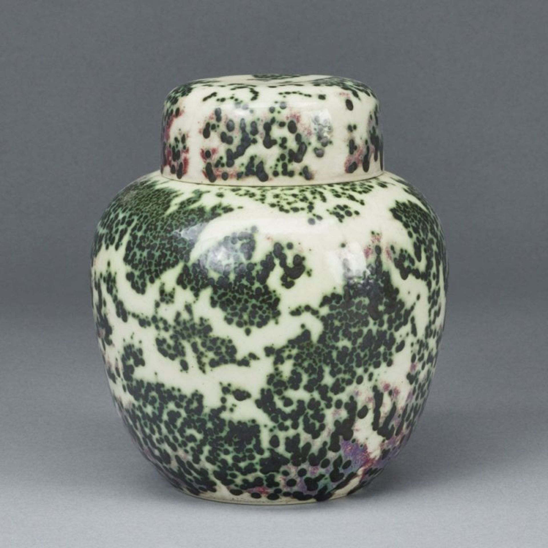 Urnenförmige Deckelvase. Ruskin Pottery, West Smethwick / England 1910. - Bild 2 aus 2