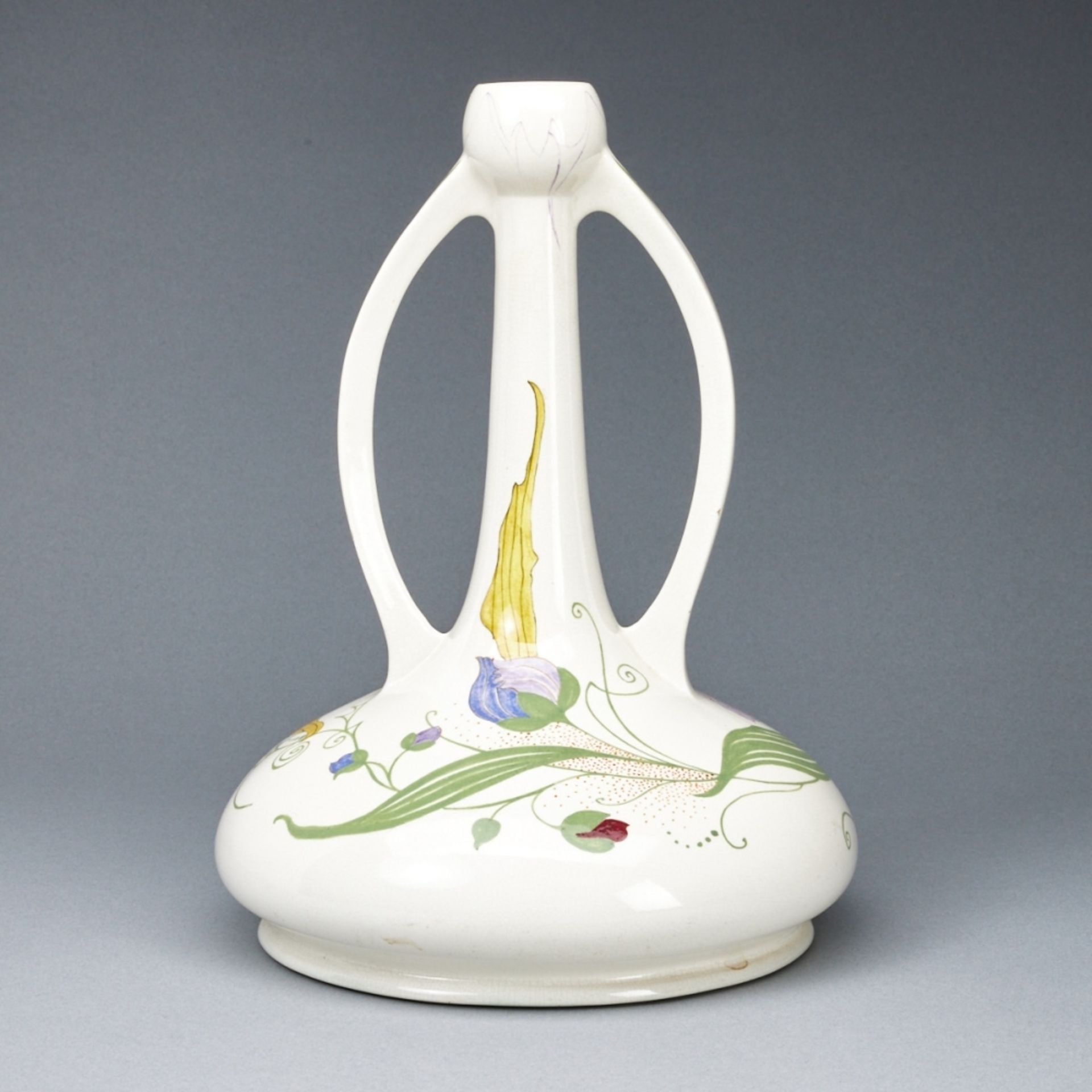 Vase mit 2 Henkeln - Orchidee Frauenschuh. Plateelbakkerij Zuid-Holland, Gouda um 1910. - Bild 2 aus 3