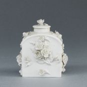 Teedose mit plastischen Blüten. Meissen 1850-1924.