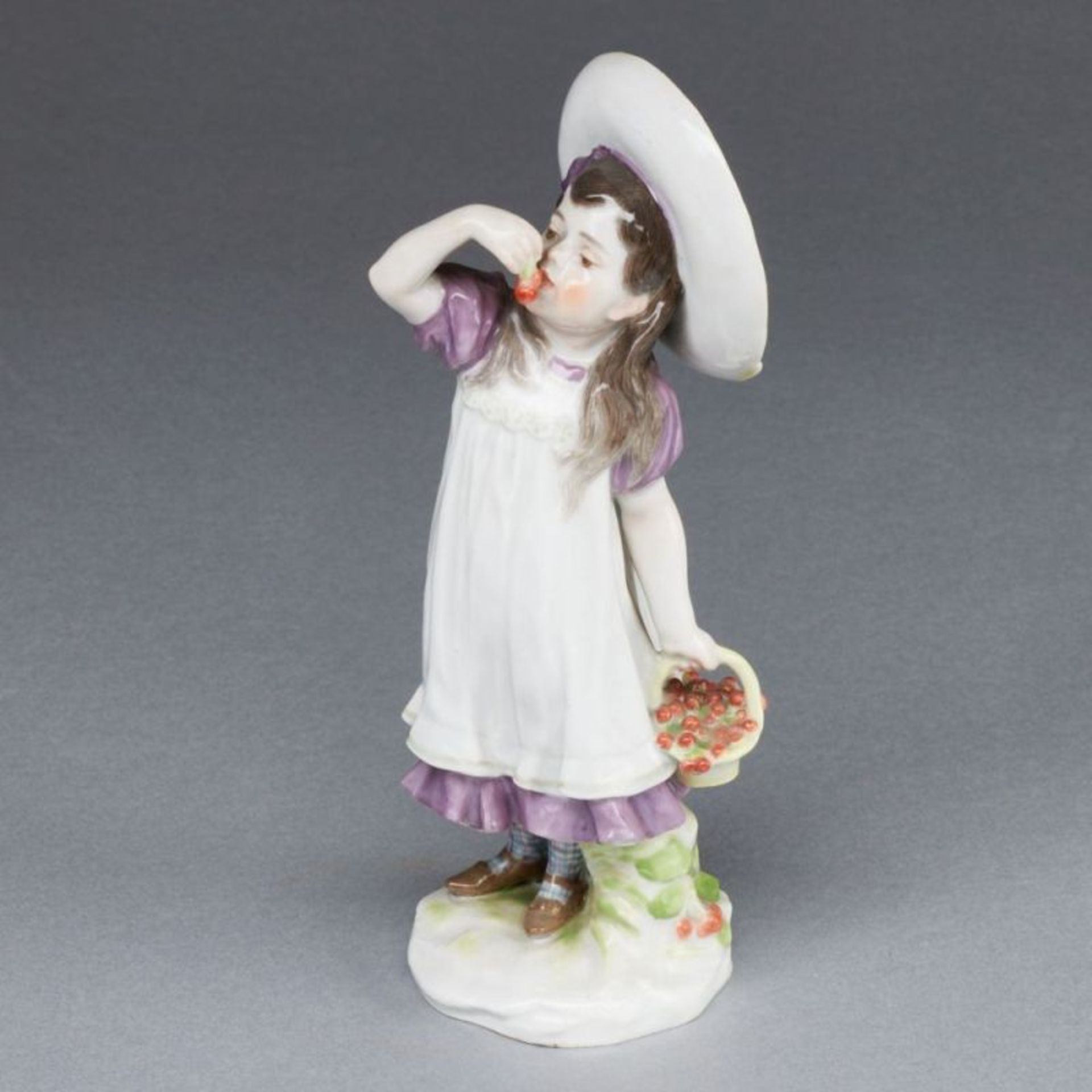 Mädchen mit Kirschen - Paul Helmig. Meissen um 1907. - Image 2 of 4