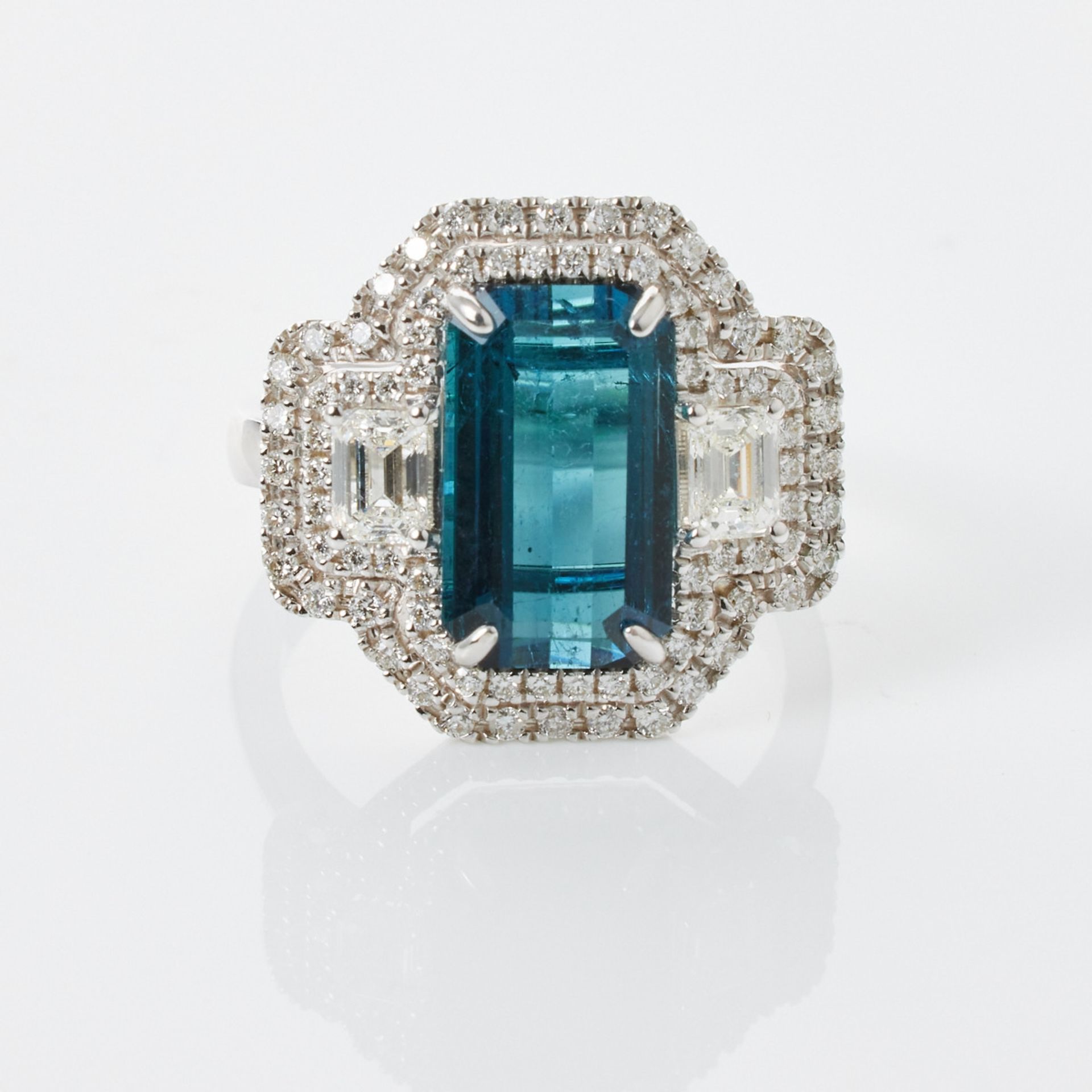 Blauer Turmalinring mit zwei weißen Diamanten