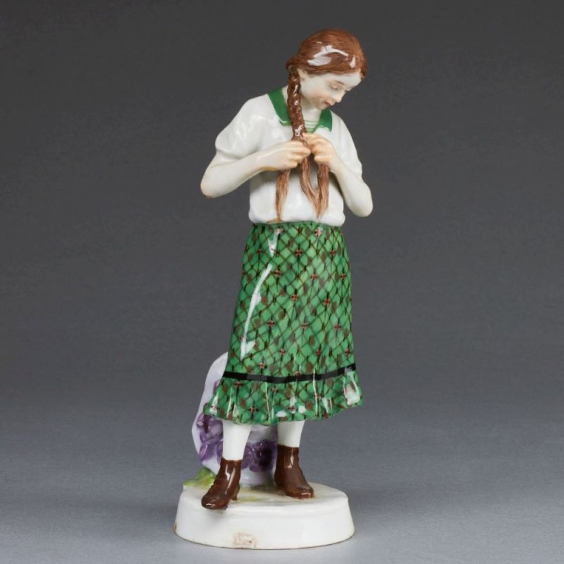 Mädchen, einen Zopf flechtend - Alfred König. Meissen 1910.