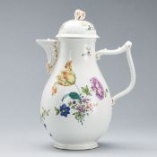 Kaffeekanne mit J-Henkel - Blumenbuketts. Meissen, um 1750.