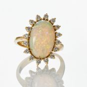 Schöner Opal-Ring mit Brillanten