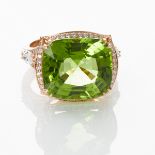 Skulpturaler Peridotring mit Herzförmiger Ringschiene