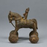 Skulptur eines Reiters auf einem Pferd