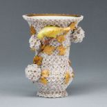 Kleine Vase mit Schneeballblüten und zwei Kanarienvögeln. Meissen, 19. Jh.