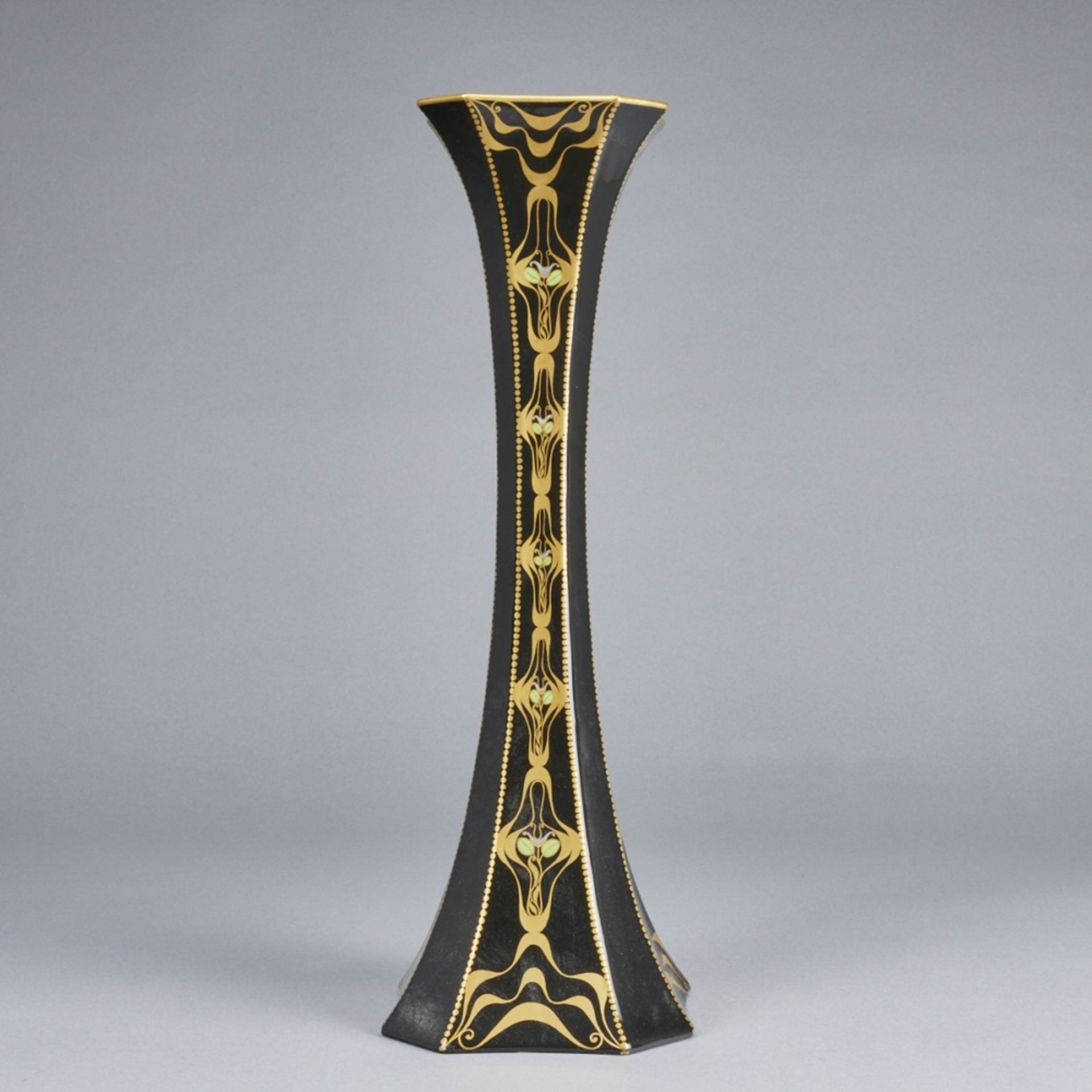 Achteckige Vase aus der SERAPIS FAYENCE Serie. Ernst Wahliss, Wien um 1911.