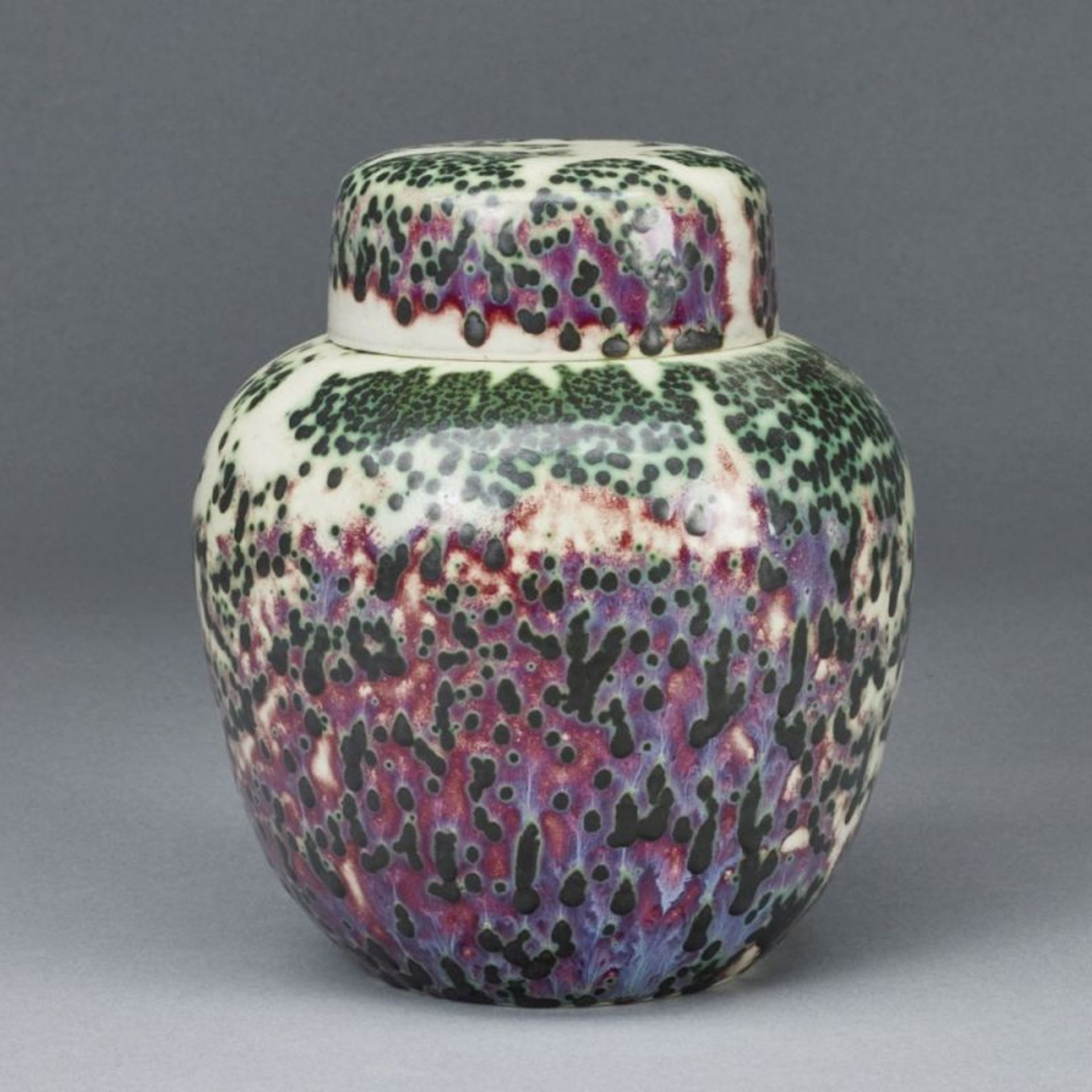 Urnenförmige Deckelvase. Ruskin Pottery, West Smethwick / England 1910.