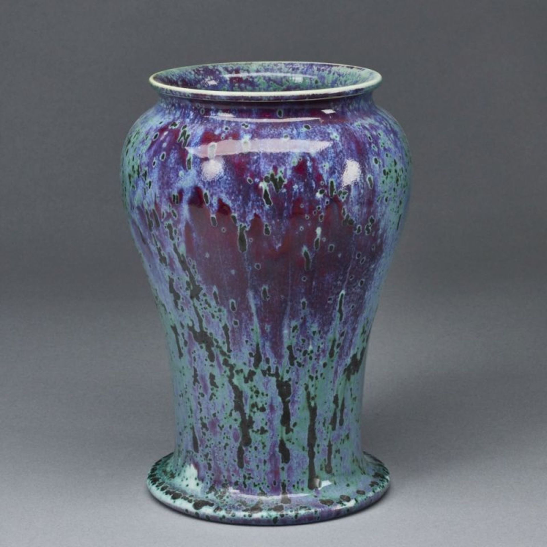 Vase mit Laufglasur. Ruskin Pottery, West Smethwick / England 1906.