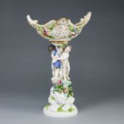 Tafelaufsatz mit Durchbruchschale und Kinderpaar Allegorie Herbst. Meissen 1850-1924.