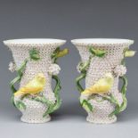 Paar Vase mit Schneeballblüten und zwei Kanarienvögeln. Meissen, 19. Jh.