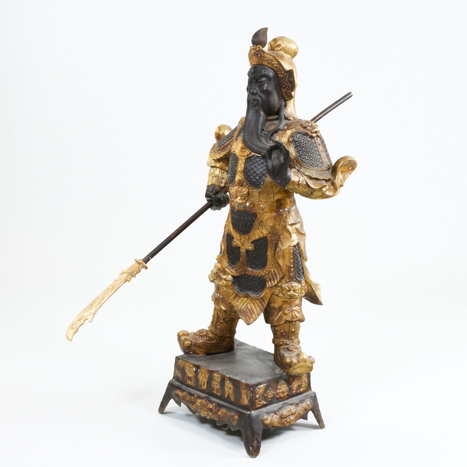 Eine stehende Bronzefigur von Guanyu - Image 2 of 3