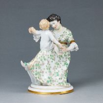 Figurengruppe "Mutter, mit einem Kind spielend" - Paul Helmig. Meissen um 1911-1912.