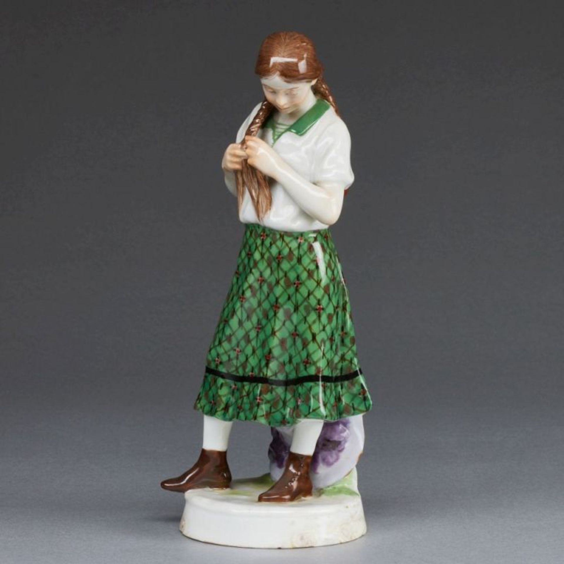 Mädchen, einen Zopf flechtend - Alfred König. Meissen 1910. - Image 2 of 3